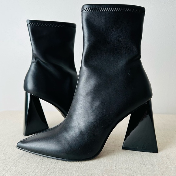 New Steve Madden Black Ticker Pointed Toe Block Heel Bootie - Picture 1 of 11